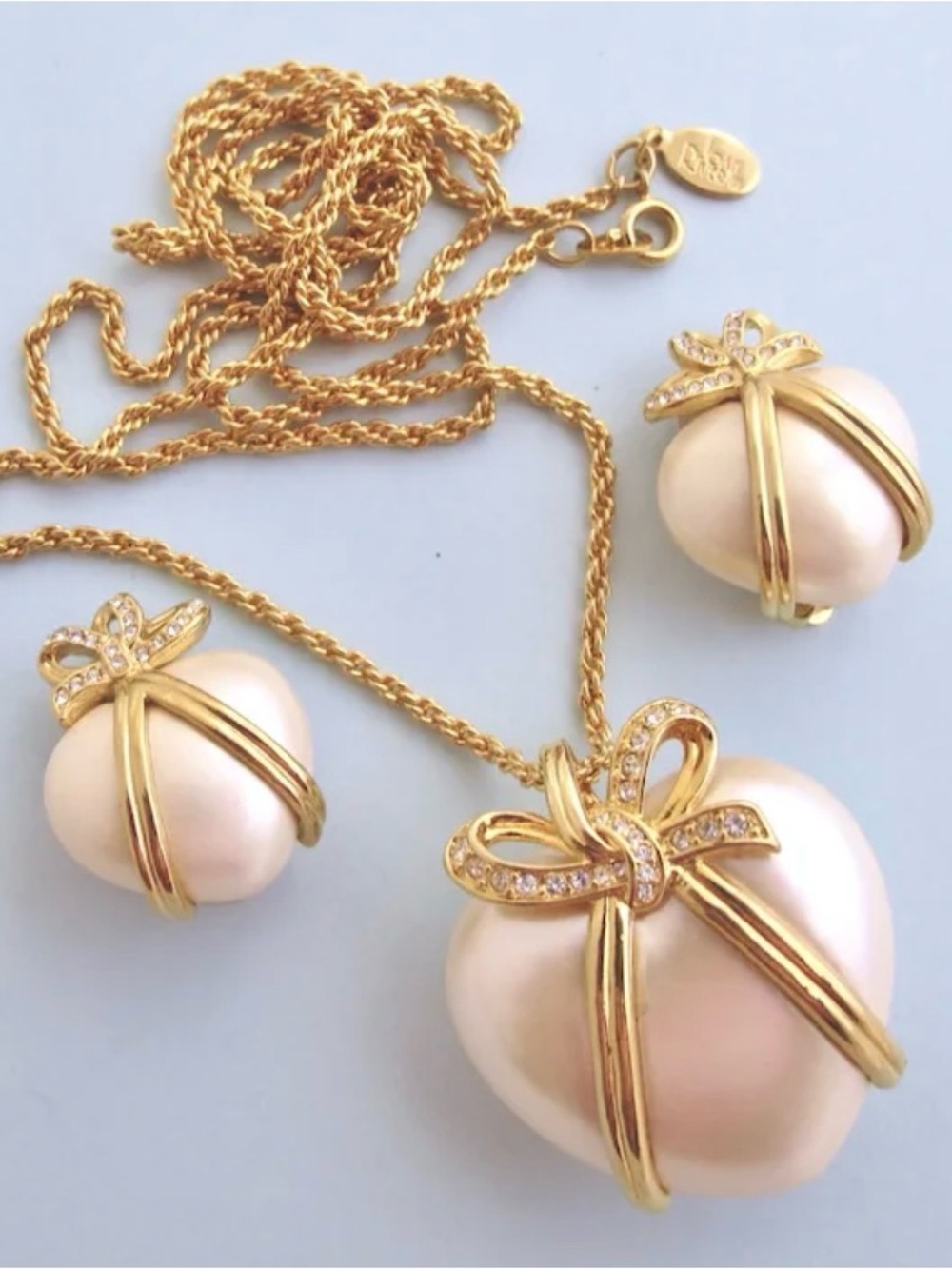 Joan Rivers Gold Bow white Pearl Pendant Necklace & Earrings Set